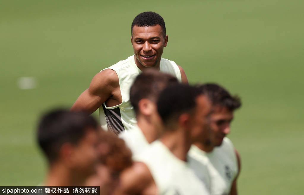 恩里克怒斥裁判，皇马迎战多特蒙德：世俱杯悬念迭起！